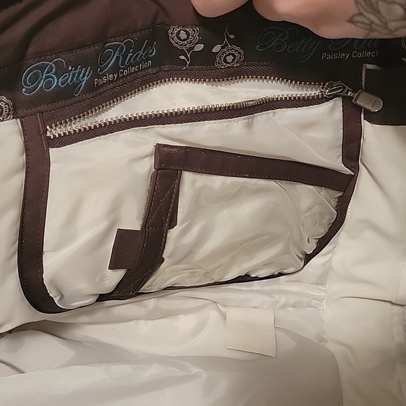 Betty Rides Sample Snowboarding Jacket - Picture 5 of 12